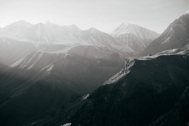 yüksek karla kaplı dağlar ilham verici bir bakış