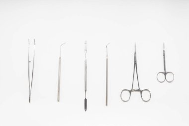 Beyaz yüzeyde tıbbi diş araçlardır