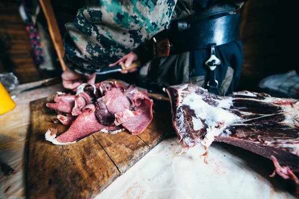 Man hunter hakken rauwe herten vlees voor schotel — Stockfoto