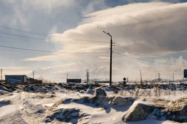 soğuk Sibirya beyaz kar, sürüklenir, teknik binalar çok