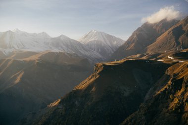 Güneş yüksek karlı dağlarda ilham verici bir bakış