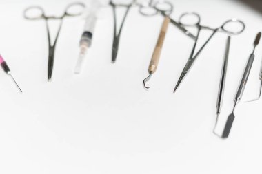 Beyaz yüzeyinde diş belgesine bakın ve bir şırınga vardır