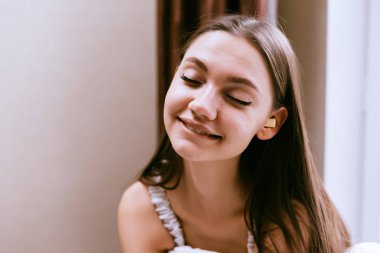 güzel genç kız sadece, gülümseyerek uyandı