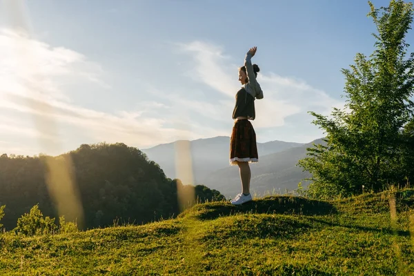 Feliz joven disfrutando de la naturaleza y el aire limpio de montaña — Foto de Stock