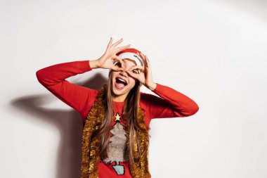 mutlu genç kız Noel ve yeni yıl kutluyor, komik bir surat, kırmızı bere içinde oluşturur