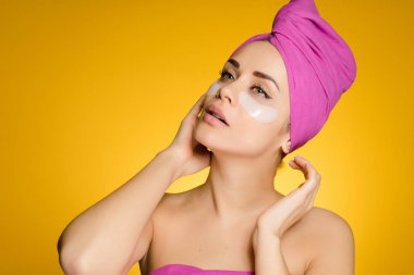 Silikon yamalar nemlendirici gözlerinin altında yüzü güzel kız ilgilenir