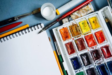 Orada geçerli bir dizüstü bilgisayar sahte çizim, suluboya ve guaş, birçok Sanat fırçalar