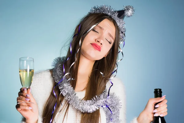 Berusad flicka firar det nya året, corporate, drycker champagne — Stockfoto