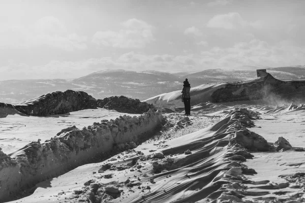 Dans l'extrême nord de l'Islande, la jeune fille voyage, en vêtements chauds, autour de la neige blanche et le froid — Photo