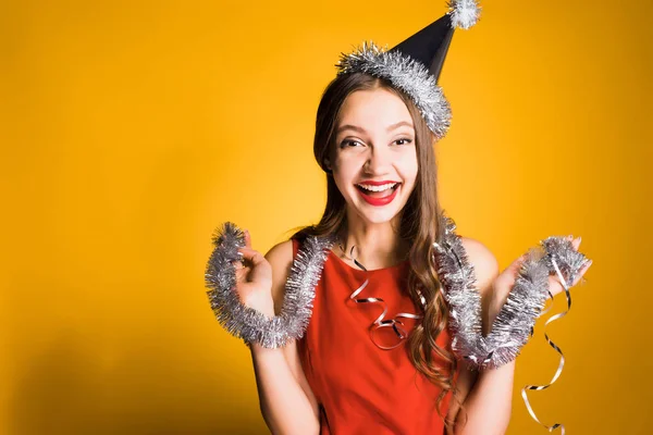 Feliz joven con un vestido rojo de moda es feliz, se ríe, esperando el año nuevo —  Fotos de Stock