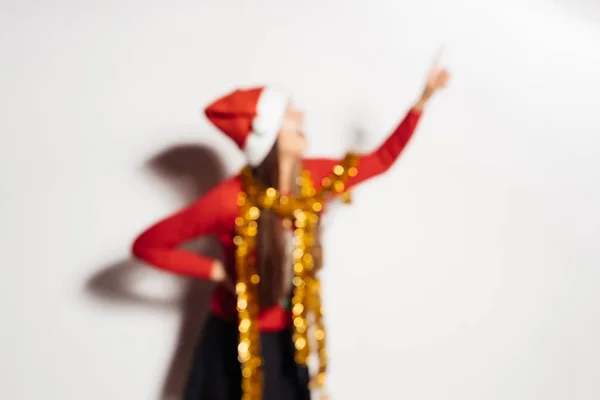 Chica feliz en ropa festiva, con un oropel de oro alrededor de su cuello, esperando un nuevo año y Navidad — Foto de Stock