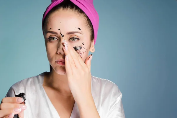 Schönes junges Mädchen will schön sein, setzt eine schwarze Maske auf ihr Gesicht — Stockfoto