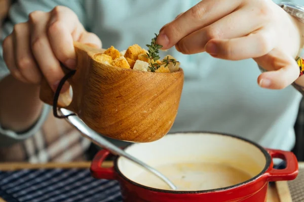 Девушка обедает в кафе, вкусный ароматный суп с хлебными крошками — стоковое фото