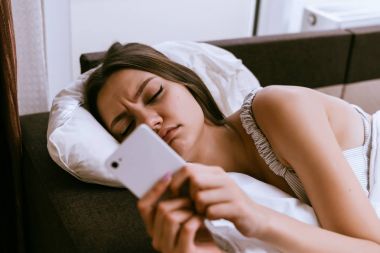 çalar saat devre dışı bırakır başlarında gününde, hoşnutsuz genç kız uyandı