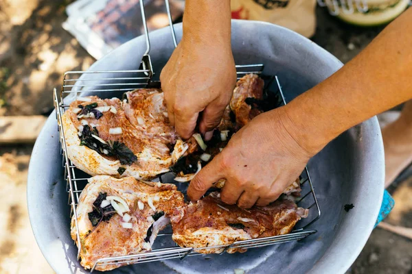 Homem caçador cozinha carne de veado crua em um piquenique — Fotografia de Stock