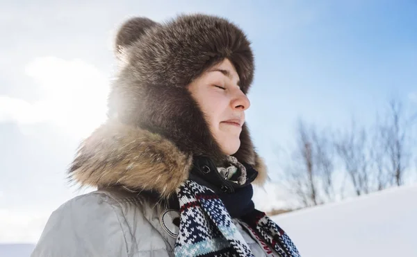 Grappige meisje in een bont hoed reist door de koude winter IJsland — Stockfoto