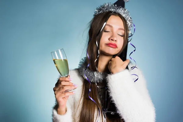 Забавная молодая девушка празднует Новый год, держа в руках бокал шампанского — стоковое фото