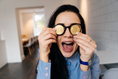 başarılı kız freelancer altın bitcoins tutar