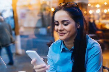 onun smartphone bakarak bir kafede çalışan başarılı kız serbest meslek