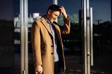 güneşin altında poz bej bir palto şık başarılı adam