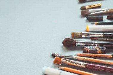 sanatsal fırçaların, kalem mavi bir arka plan üzerinde yalan