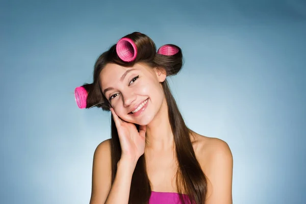 Happy νεαρό κορίτσι που πηγαίνει σε ένα πάρτι, για το κεφάλι μεγάλο σίδερα — Φωτογραφία Αρχείου