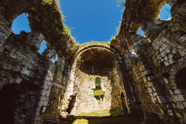 Oude verwoeste gebouw van de antieke beschaving onder de blauwe hemel — Stockfoto