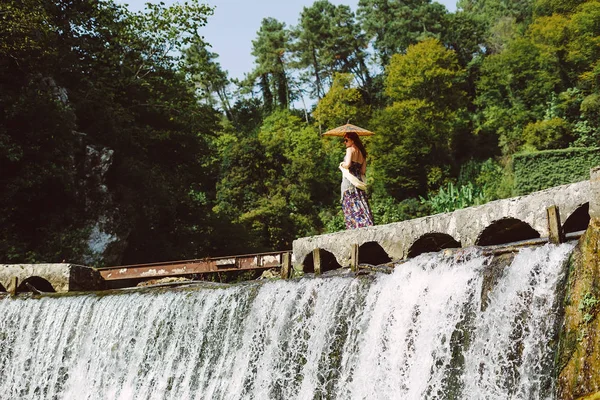 parkta yürüyüş ve havanın tadını Çinli bir şemsiye ile uzun elbiseli kız