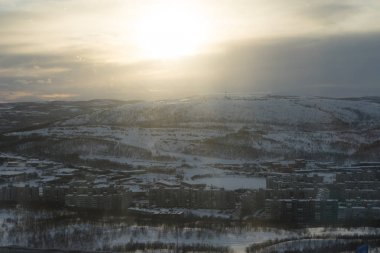 dağlar, kar, gün batımı bir sürü etrafında küçük bir kasabada görünümünü