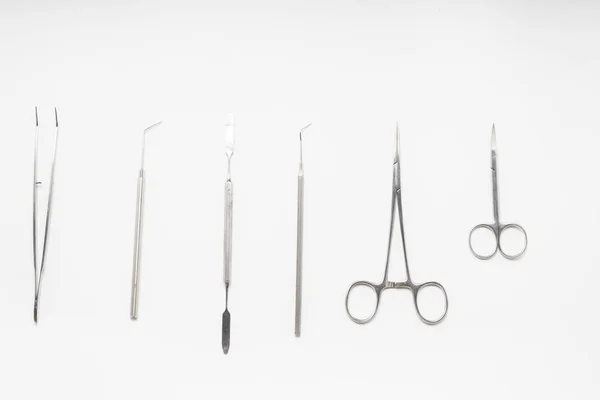 En la superficie blanca son instrumentos dentales médicos — Foto de Stock