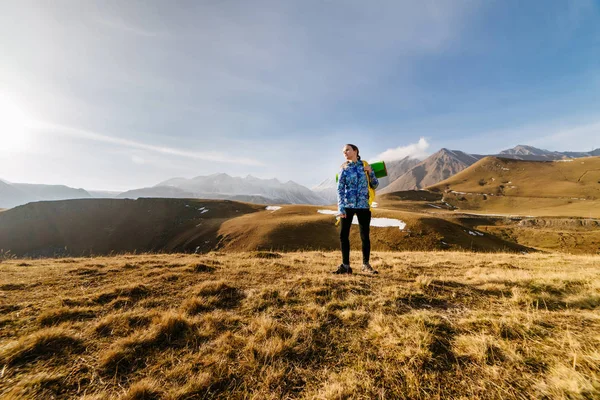 Активних молодих мандрівника в блакитний Жакет, насолоджуючись кавказьких гір — стокове фото