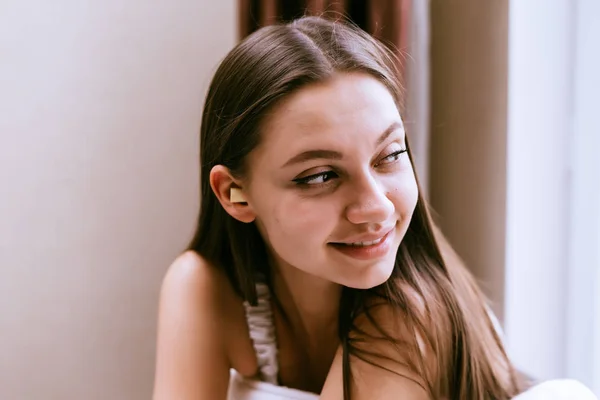 Sorrindo menina desfrutando da manhã, nos tampões dos ouvidos tampões contra o ruído — Fotografia de Stock