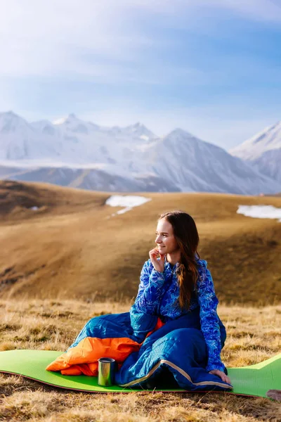 Mutlu genç kız seyahatleri Kafkas sırt boyunca sahiptir iyi hava — Stok fotoğraf