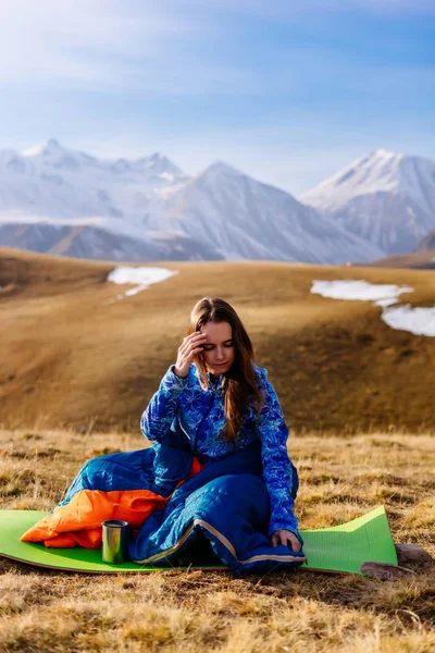 Bir genç turist kız beyaz sırt, bir uyku tulumu oturur boyunca seyahat — Stok fotoğraf