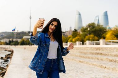 şık genç kız gitti, Bakı şəhəri, güzel mimari arka plan üzerinde selfie yapar