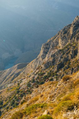yüksek dağlar ve kayalar, mavi su altında,
