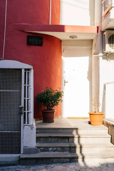Hermosa arquitectura de una casa, paredes rojas en los rayos del sol — Foto de Stock