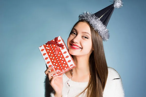 Krásná šťastná dívka v slavnostní klobouk obdržela dárek pro nový rok 2018 — Stock fotografie