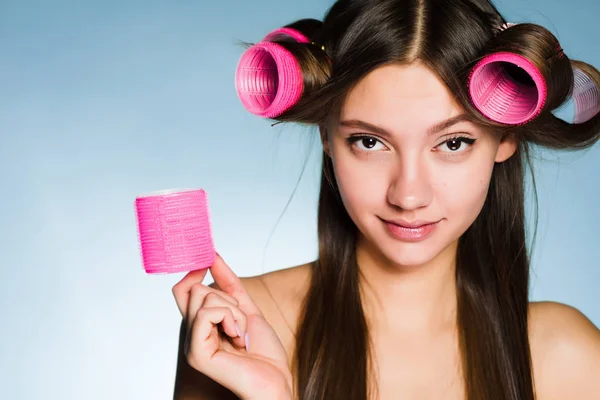 Menina atraente confiante quer um penteado elegante, em sua cabeça grandes encrespadores — Fotografia de Stock