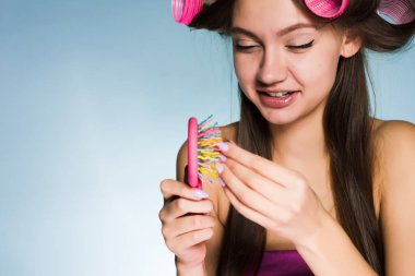 genç bir kızın saçları, onun baş curlers kaybeder.