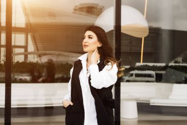 Bakü şehir cam duvar tarafından poz şık siyah saçlı kız