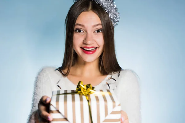 Gelukkig jong meisje heeft een cadeautje voor het nieuwe jaar 2018 gekregen van collega 's — Stockfoto