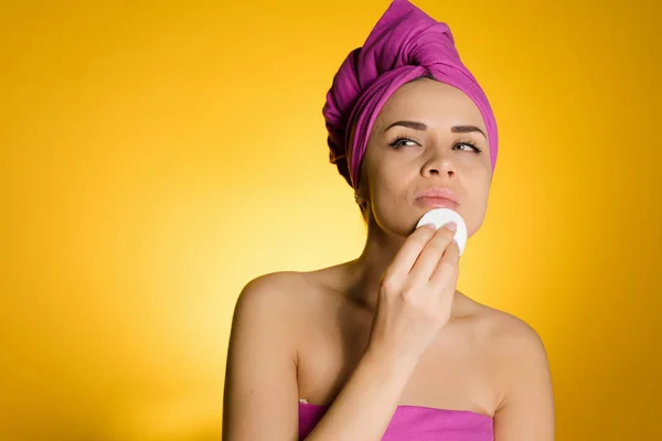 Young beautiful girl wants clean skin, cleans the skin on the face of cotton pads — Stock Photo, Image