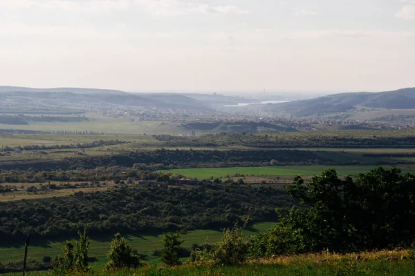 Yeşil sınırsız Vadisi arasında dağlar, birçok ağaç ve yeşillik bir görünümünü