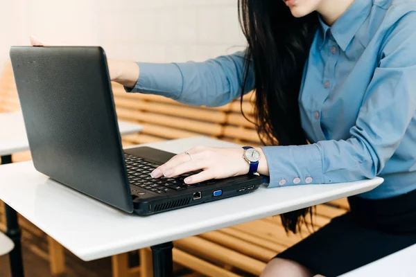 Jovem freelancer bem sucedido trabalhando atrás do laptop — Fotografia de Stock