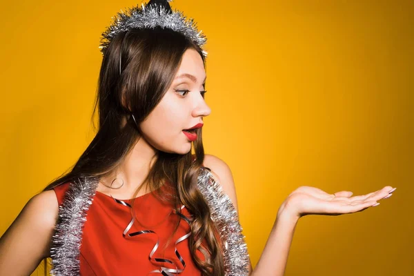 Chica joven con confianza en vestido rojo celebra el nuevo año 2018 y la Navidad — Foto de Stock