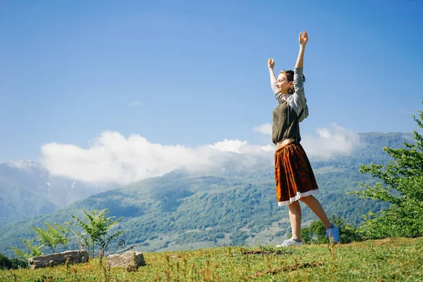 Šťastná dívka se těší počasí a přírody, na pozadí pohoří Kavkaz — Stock fotografie