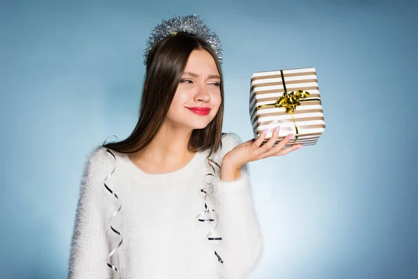 Счастливая молодая девушка празднует новый год, получил подарок от коллег, не знает, что внутри — стоковое фото