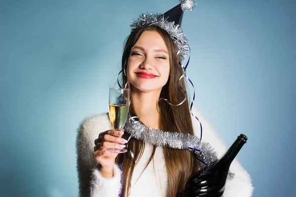 Молода приваблива дівчина виглядає щасливою, святкує новий рік, тримає келих шампанського в руці — стокове фото