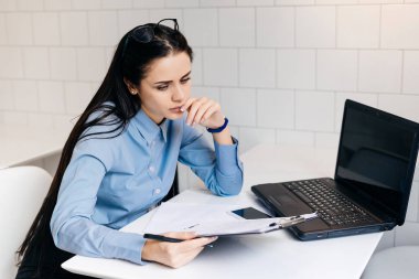 kafede dizüstü arkasında çalışma düşünceli genç kız öğrenci